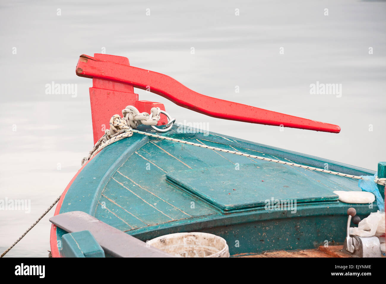 Das bunte Ruder ein hölzernes Fischerboot in Griechenland Stockfoto