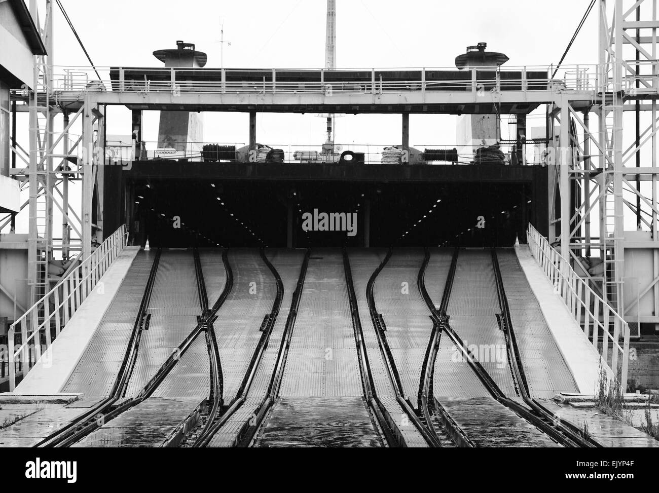 Eisenbahn-Rampe zum Laden von industriellen RoRo-Schiffe, Varna Schiene Fähre Komplex, Bulgarien Stockfoto