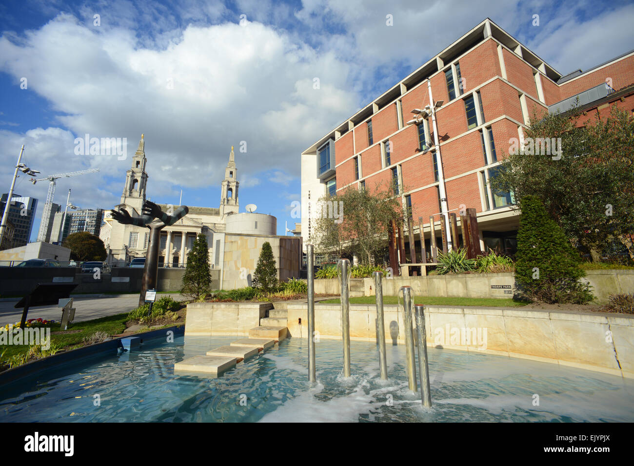 Brunnen vor dem Nelson Mandela durch die Stadthalle in der Stadt Leeds Yorkshire uk Gärten Stockfoto