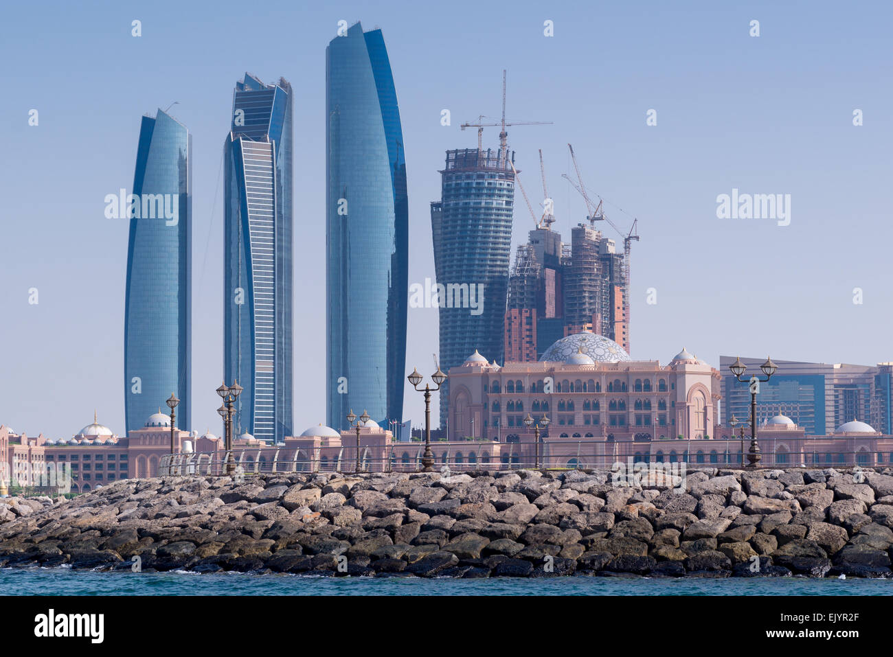 Konstantem Aufbau ist die Skyline von Abu Dhabi eine rege Mischung von älteren und neuen Gebäuden einschließlich Wolkenkratzer Stockfoto