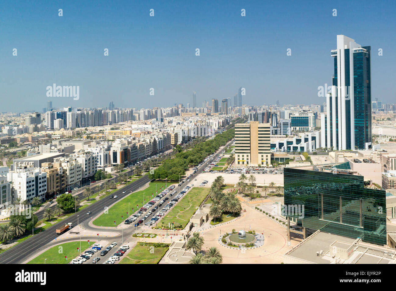 Stadtbild von Abu Dhabi mit Hauptstraße, Büros, Wolkenkratzer und Wohnraum Stockfoto