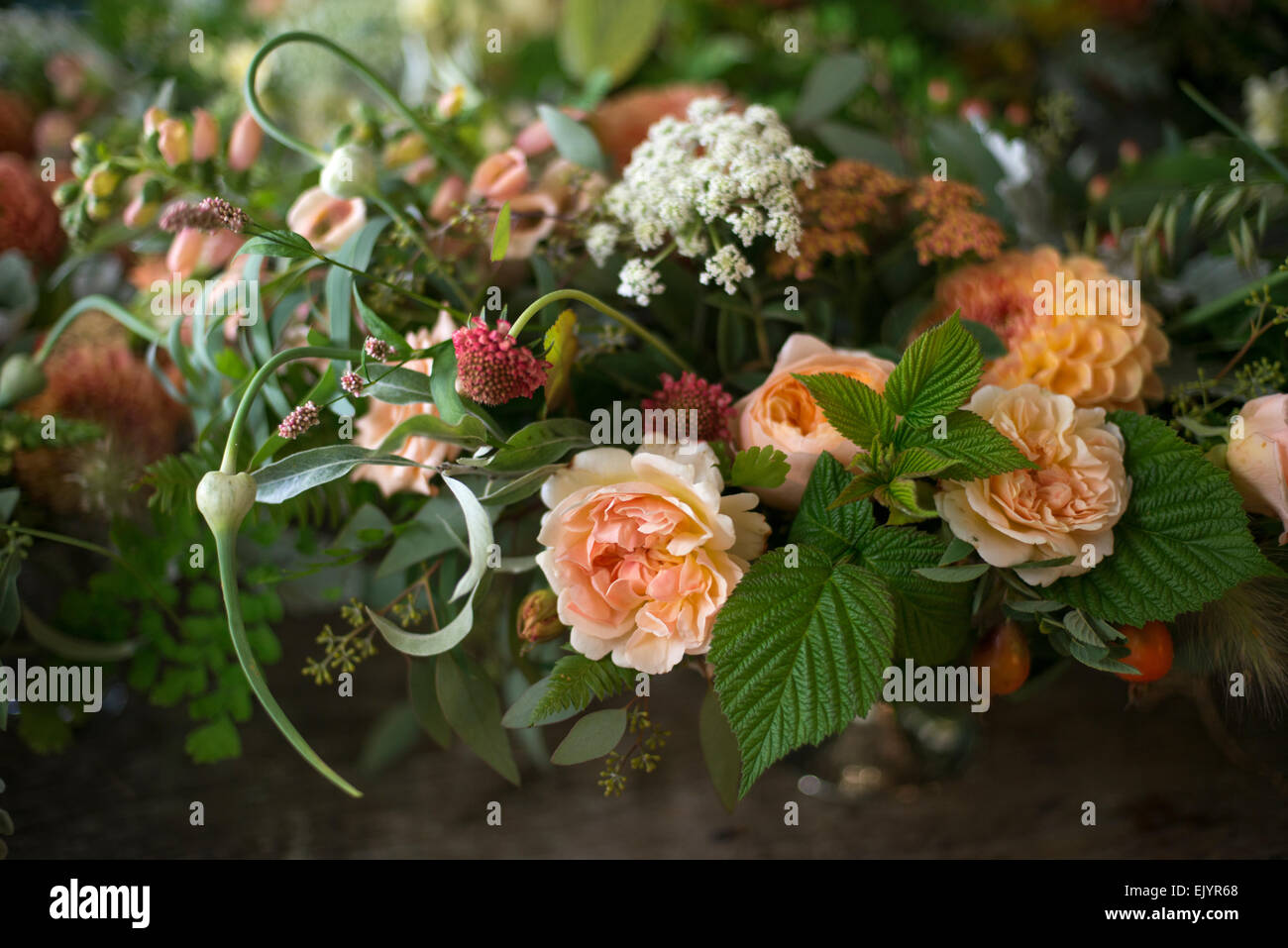 Formale Blumengesteck aus Rosen in silbernen Urne Stockfoto