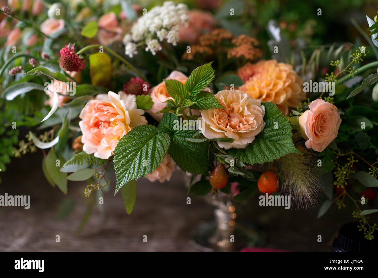 Formale Blumengesteck aus Rosen in silbernen Urne Stockfoto