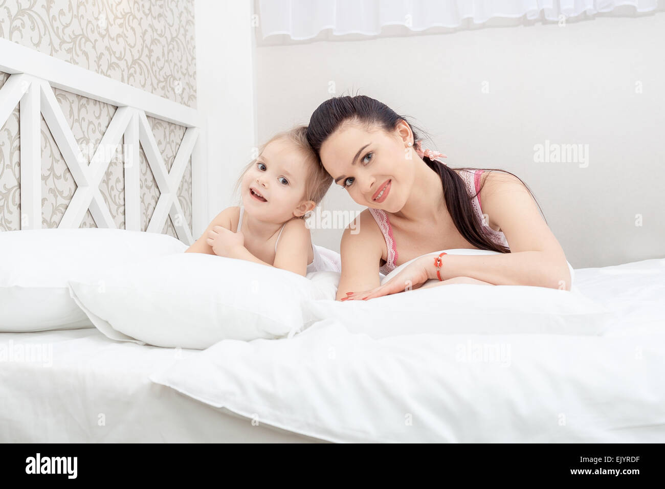 Mutter und Tochter im Bett Stockfoto