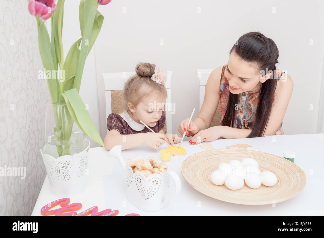 Mutter und Tochter mit Ostereiern Stockfoto