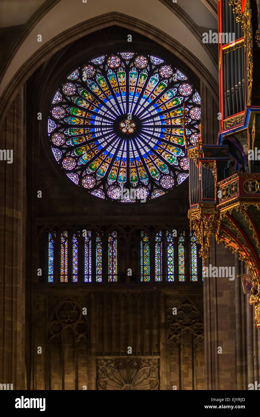 Glasfenster in der Notre Dame Kathedrale von Straßburg, Frankreich Stockfoto