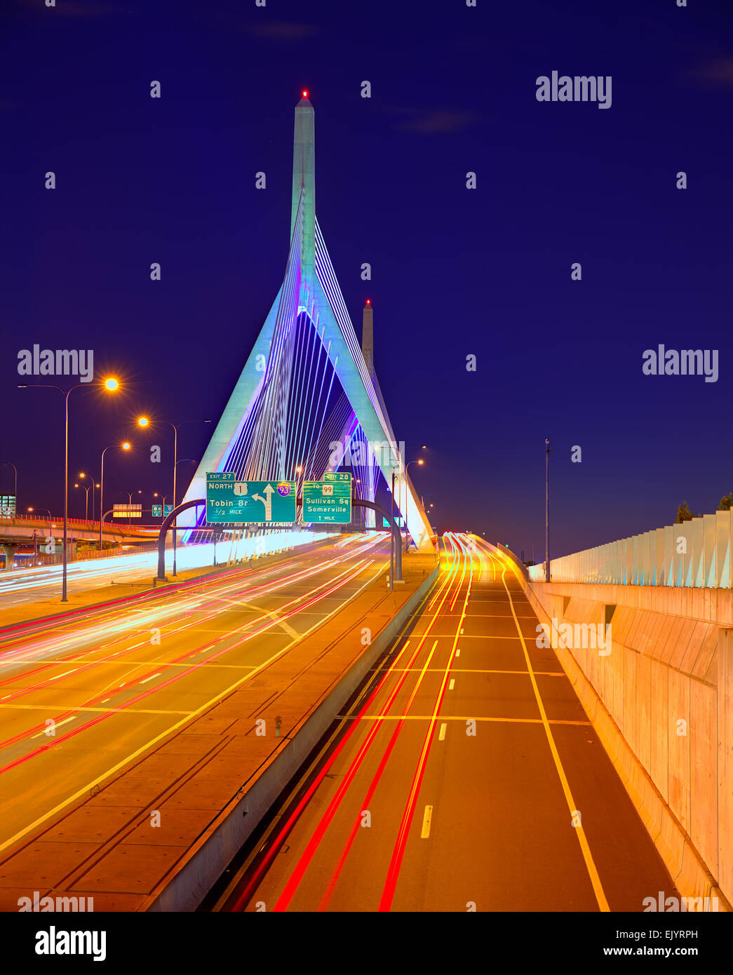 Boston Zakim Brücke Sonnenuntergang im Bunker Hill Massachusetts, USA Stockfoto