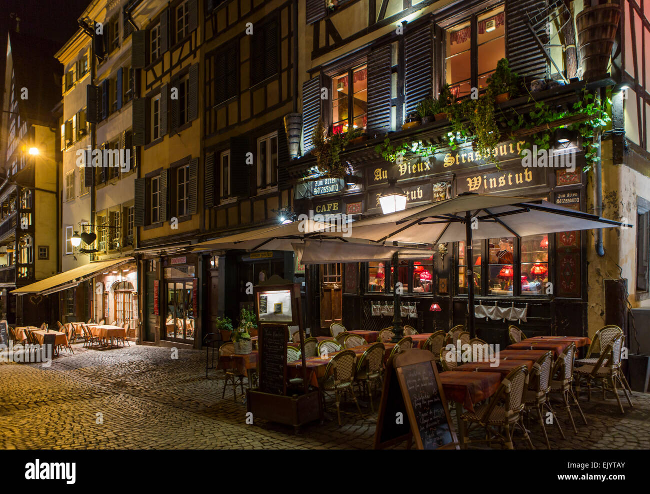 Restaurant Straßencafé Tische und Stühle in der Nacht, Straßburg, Frankreich Stockfoto