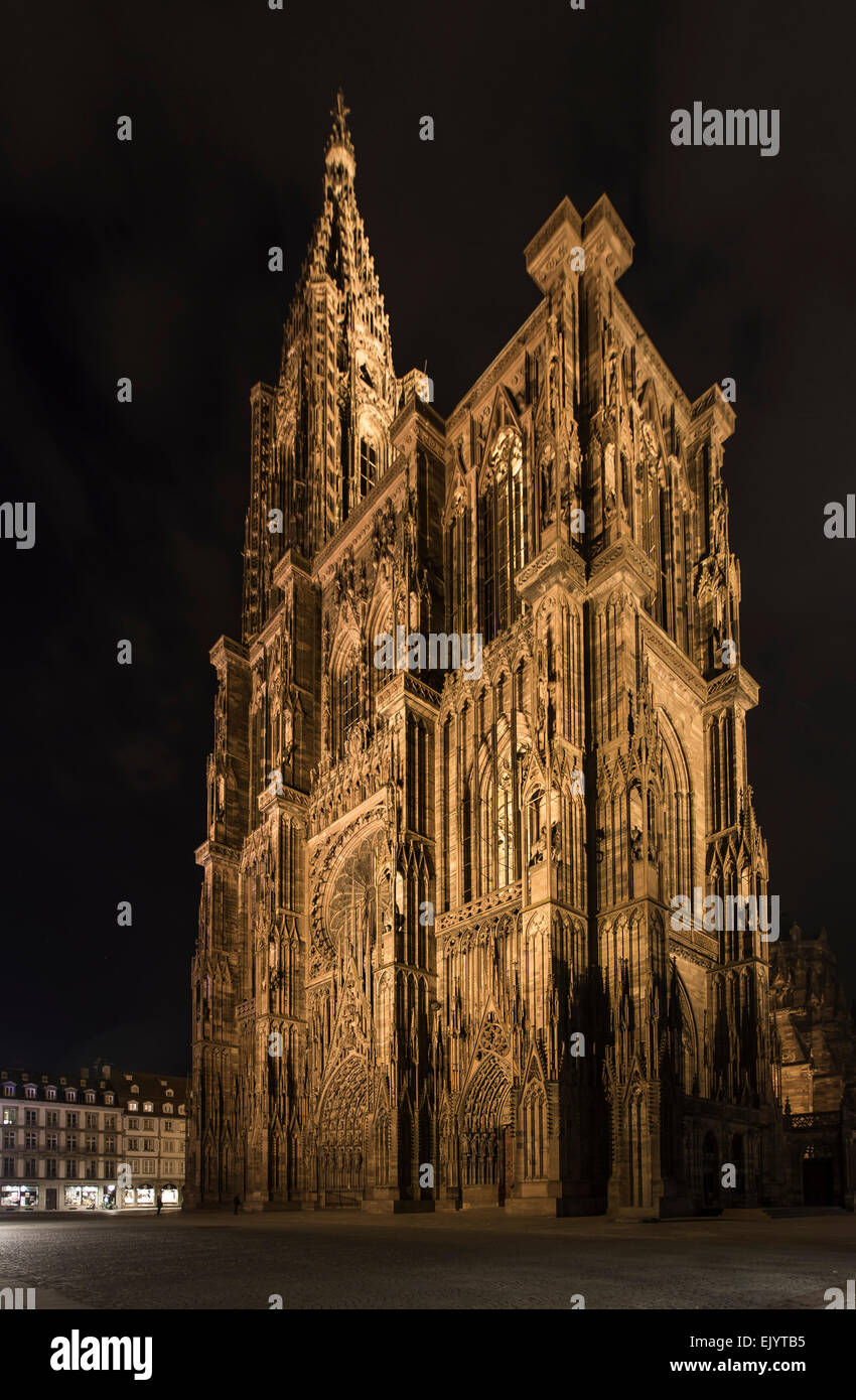 Fassade von Notre-Dame der Kathedrale von Straßburg, Frankreich, nachts mit Flutlicht Stockfoto