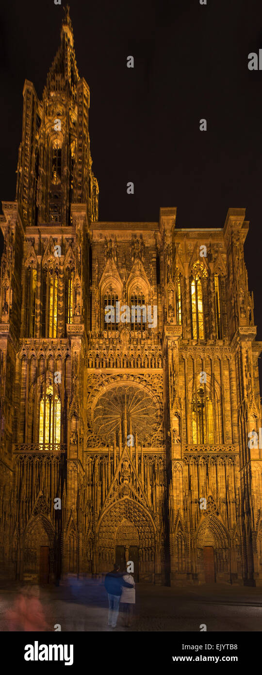 Fassade von Notre-Dame der Kathedrale von Straßburg, Frankreich, nachts mit Flutlicht Stockfoto