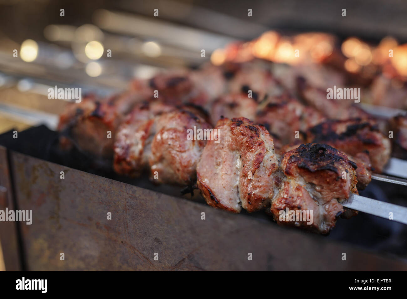 kochen Schweinefleisch Schaschlik am Spieß in mangal outdoor-food Stockfoto