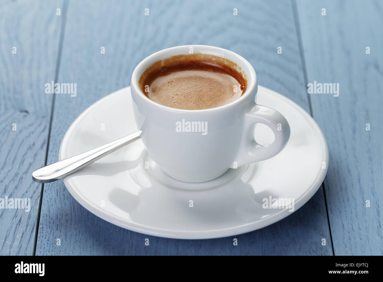 Tasse frischen Espresso auf Vintage blaue Tabelle Stockfoto