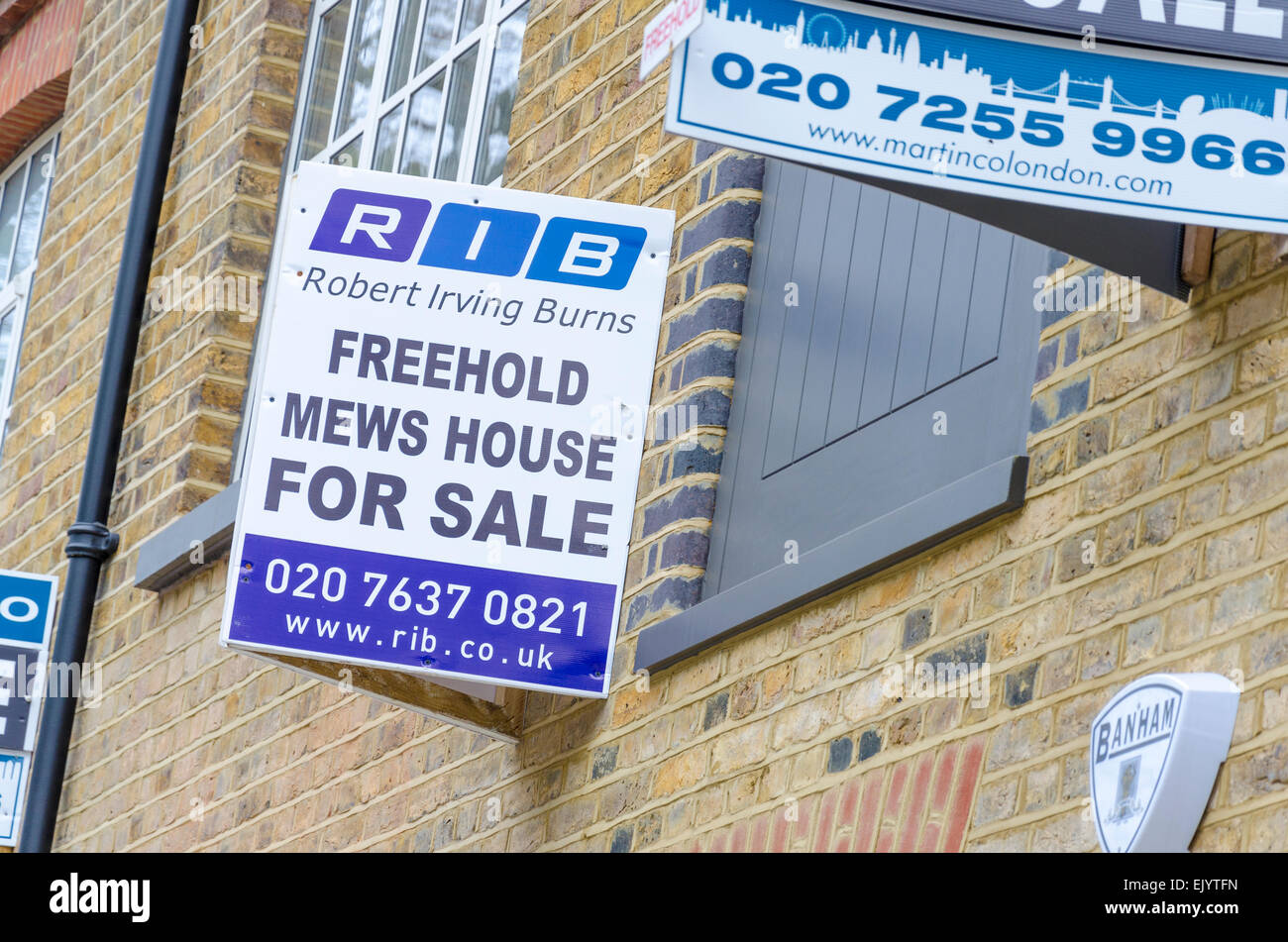 Mews-Häuser zum Verkauf in London, UK Stockfoto