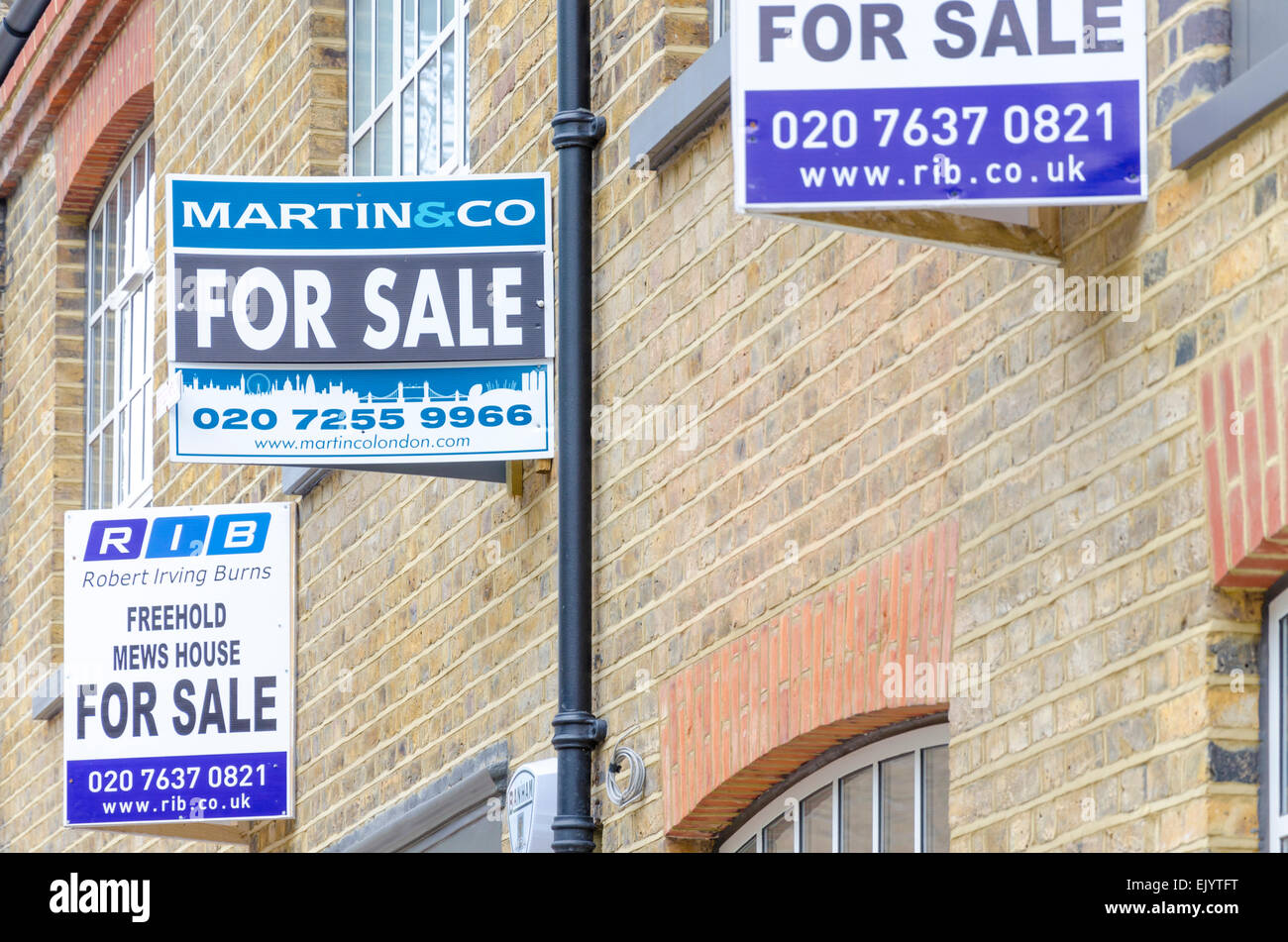 Mews-Häuser zum Verkauf in London, UK Stockfoto