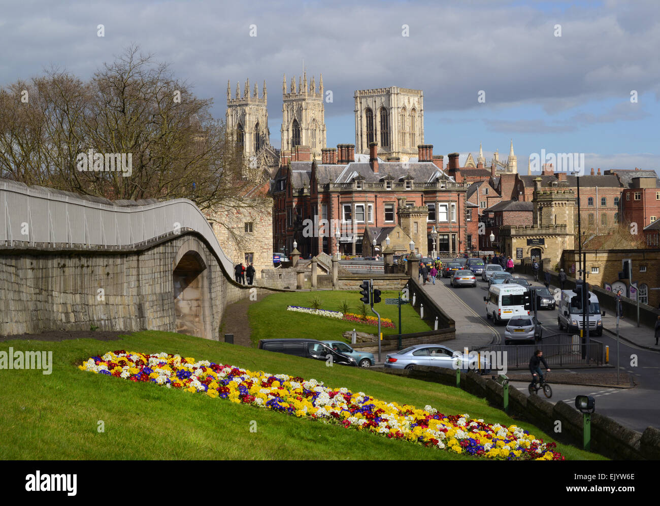 mittelalterliche York Minster und Stadtmauern im Frühling Vereinigtes Königreich Stockfoto