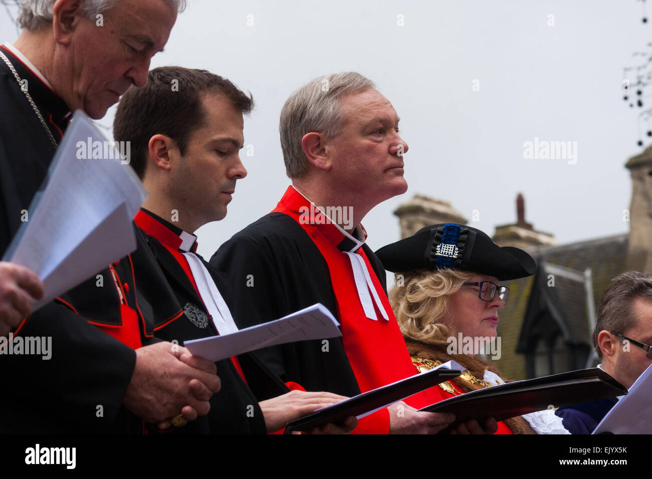London, UK. 3. April 2015. Hunderte von Christen in London teilnehmen im interkonfessionellen Methodist, anglikanische und katholische März der Zeuge in Westminster. Bild: Mitglieder des Klerus singen Hymnen, wie sie sich vorbereiten, das Kreuz zu Westminster Cathedral zu folgen. Bildnachweis: Paul Davey/Alamy Live-Nachrichten Stockfoto