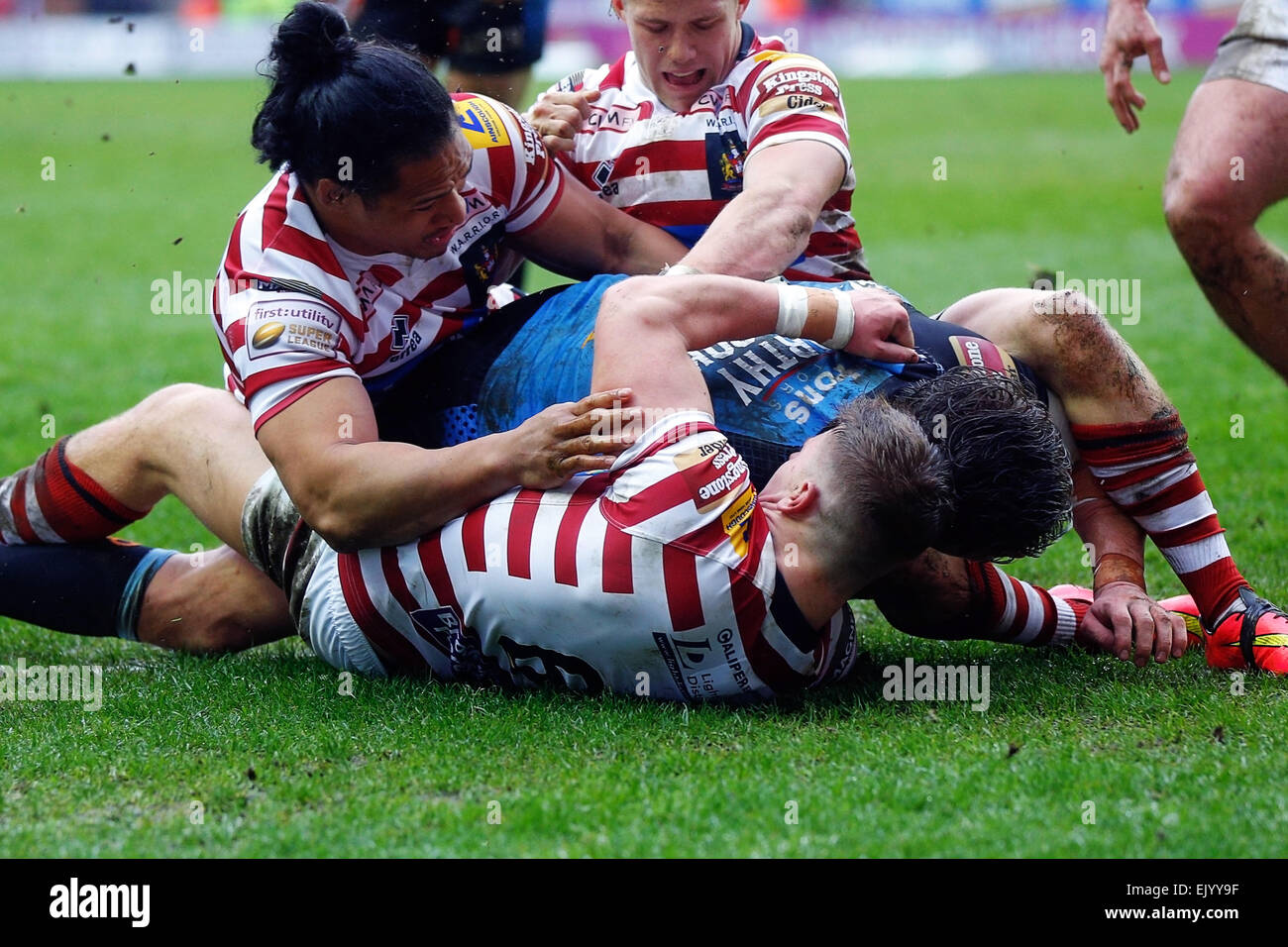 Wigan, England. 3. April 2015. Super League-Rugby. Wigan Warriors gegen St Helens. Louie McCarthy-Scarsbrook von St Helens Tauchgänge über die Linie zu versuchen Credit score: Action Plus Sport/Alamy Live News Stockfoto