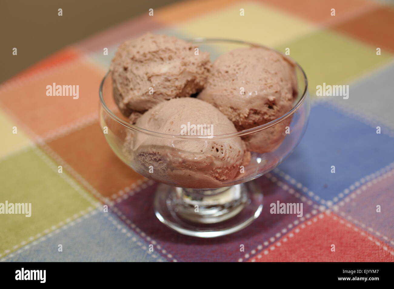 Zwei Kugeln Schokoladen Spumoni in eine Schüssel geben Stockfoto