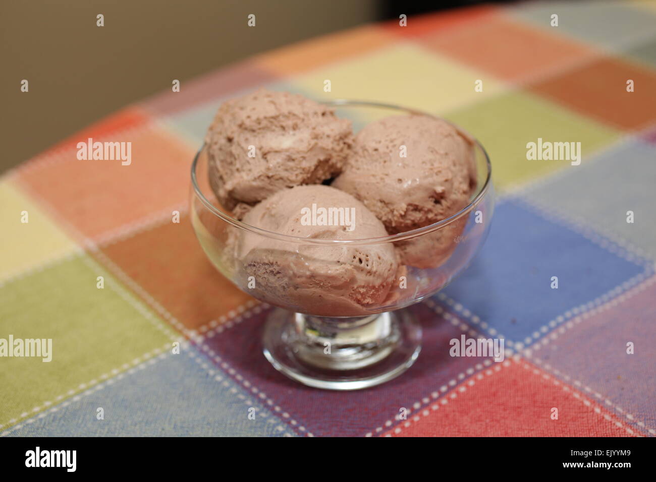 Zwei Kugeln Schokoladen Spumoni in eine Schüssel geben Stockfoto