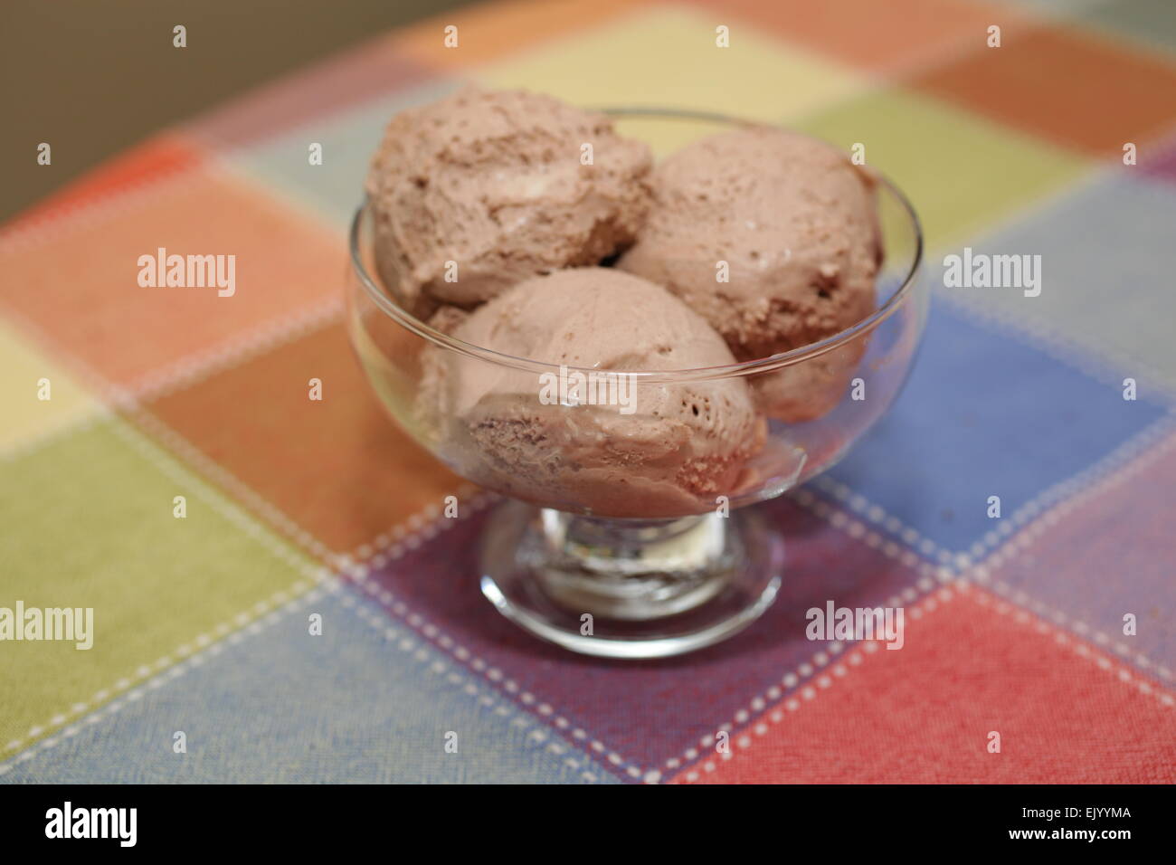 Zwei Kugeln Schokoladen Spumoni in eine Schüssel geben Stockfoto