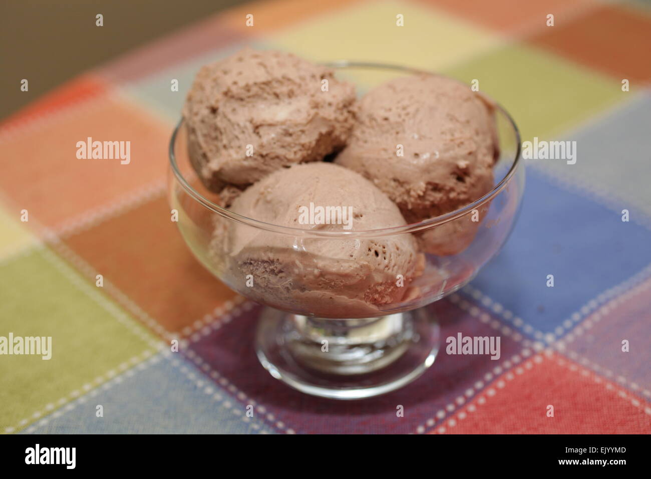 Zwei Kugeln Schokoladen Spumoni in eine Schüssel geben Stockfoto