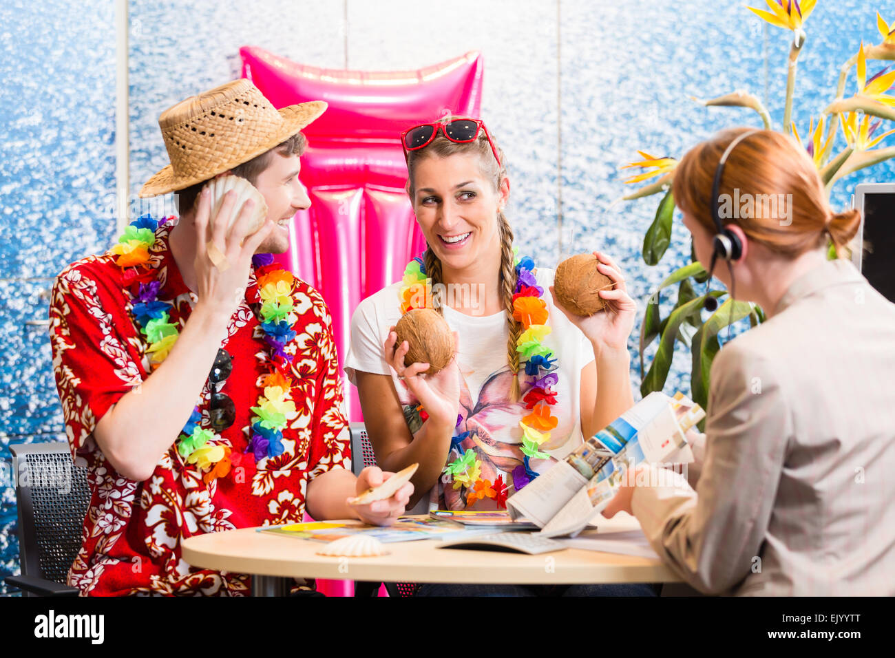 Mann und Frau Buchung Urlaub im Reisebüro Stockfoto