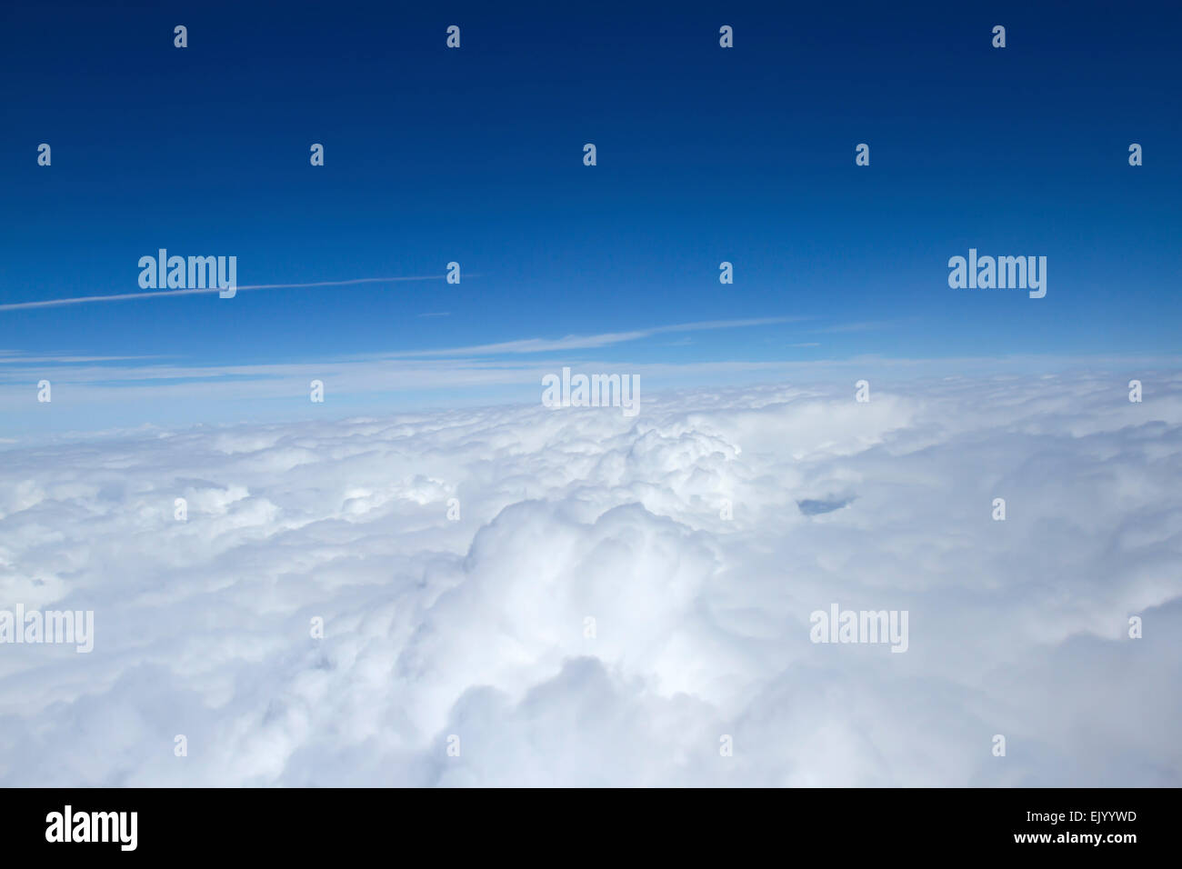 Blauer Himmel und flauschigen Wolken aus Flugzeugfenster Stockfoto