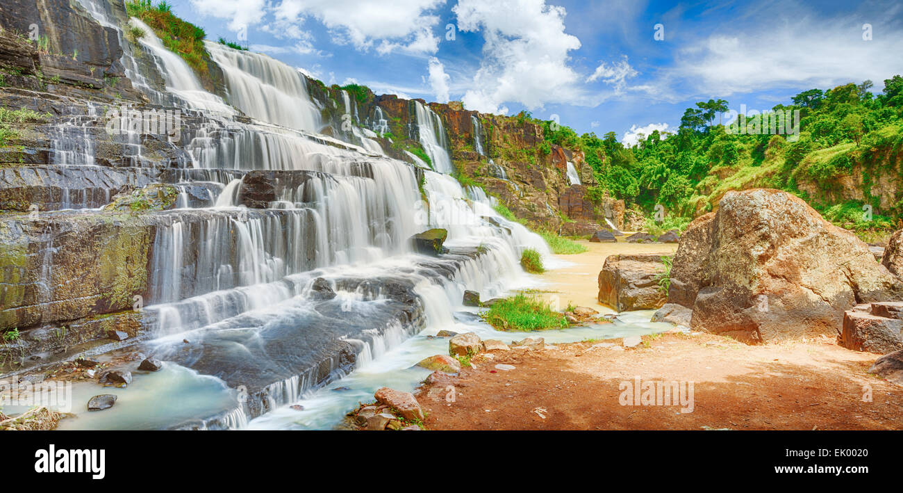 Pongour Wasserfall in Vietnam. Panorama Stockfoto