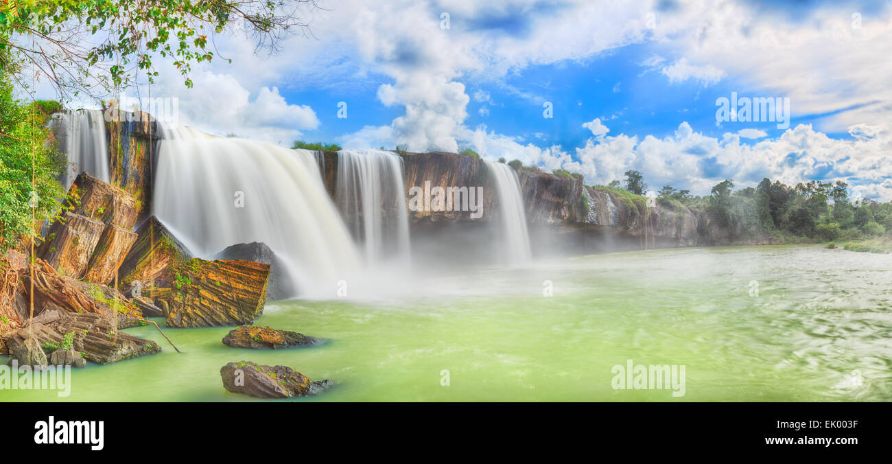 Schöne trockene Nur Wasserfall in Vietnam. Panorama Stockfoto