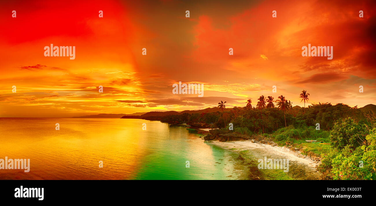 Schöne Seelandschaft Panorama. Küste bei Sonnenuntergang. Philippinen Stockfoto