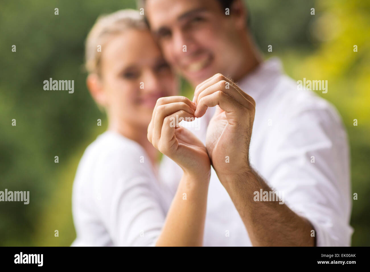 schöne junge Paar Herz mit Händen Stockfoto