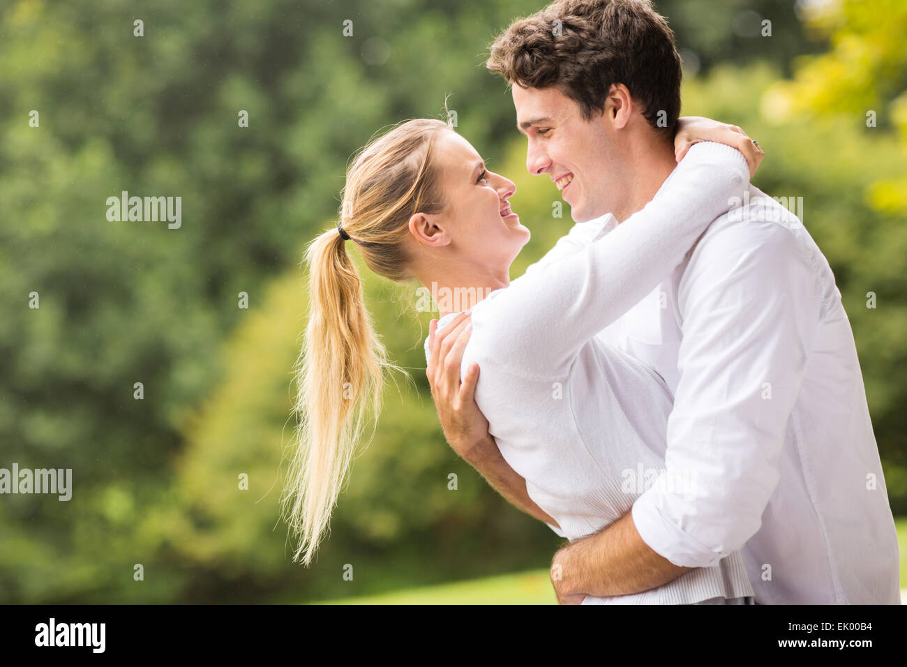 intime junges Paar Flirten im freien Stockfoto