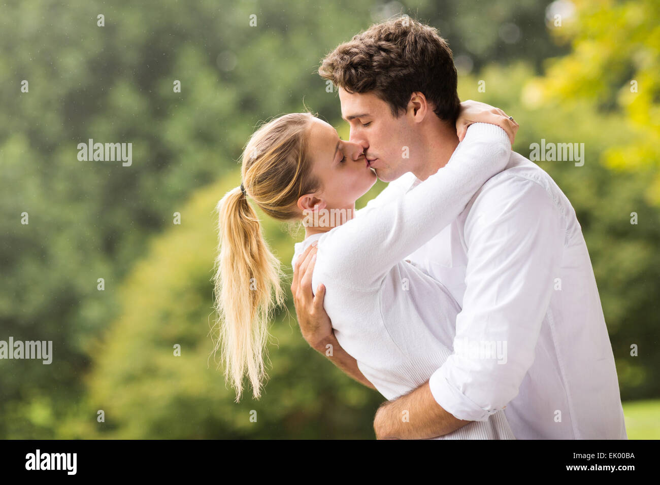 Porträt des romantischen Paares küssen im freien Stockfoto