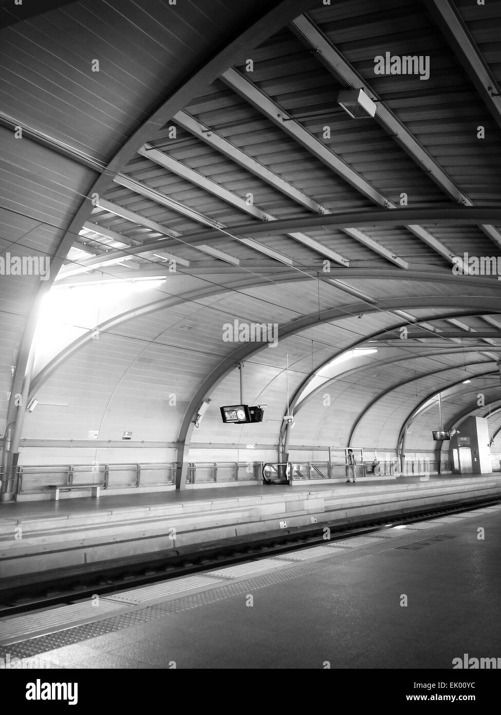 Im Bahnhof tagsüber im Sommer in schwarz / weiß Stil Stockfoto