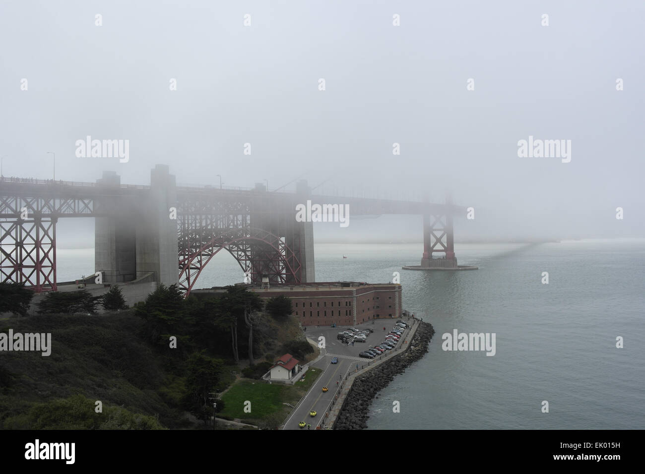 Fort Point übersehen, Fort Point unter Arch Golden Gate Bridge überqueren nebligen Wasser Golden Gate Meerenge, San Francisco, USA Stockfoto