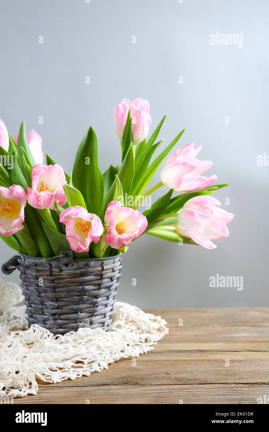 Rosa Tulpen Frühling in rustikalem Stil, Stockfoto