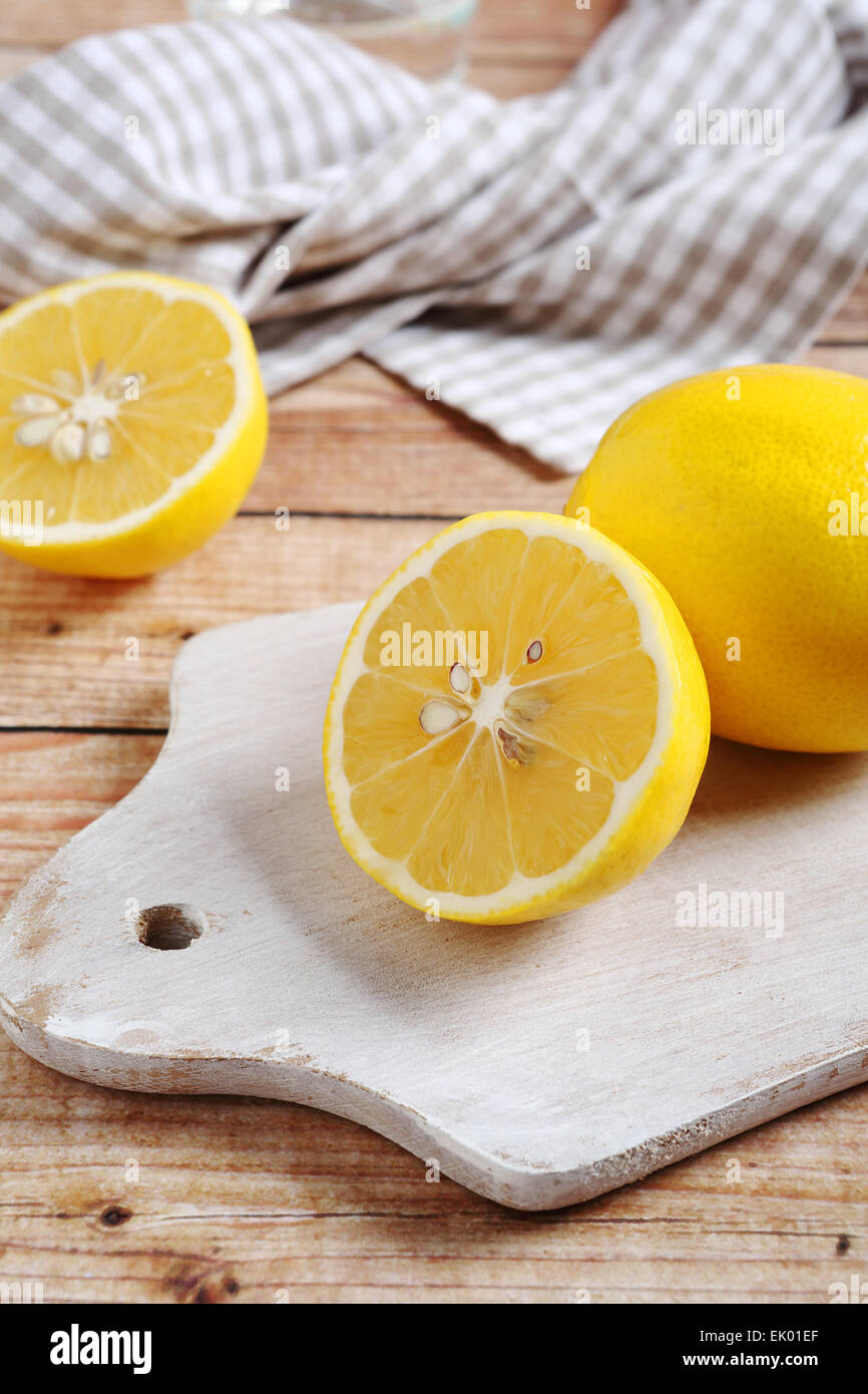 Zitrone auf dem Brett, Essen Stockfoto