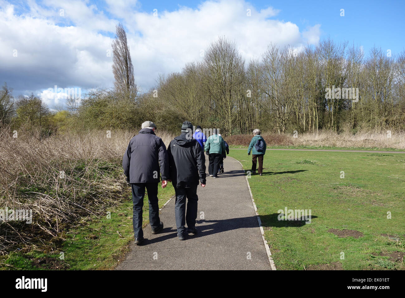 Gruppe von Personen im Ruhestand, auf einer wöchentlichen Spaziergang durch lokale Park und Riverwalk in Witham, Essex, England Stockfoto