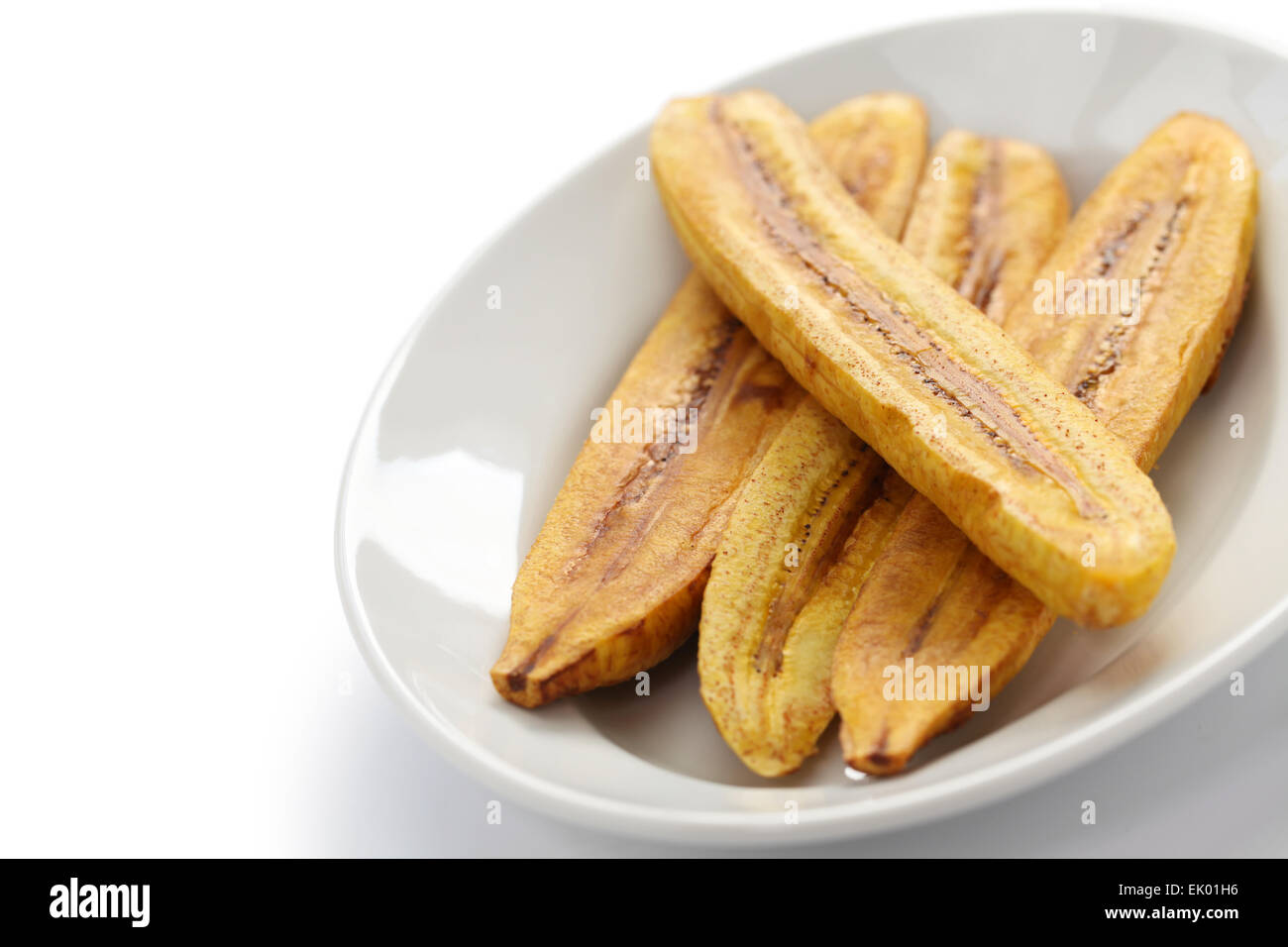 gebratene Kochbanane Banane auf weißem Hintergrund Stockfoto