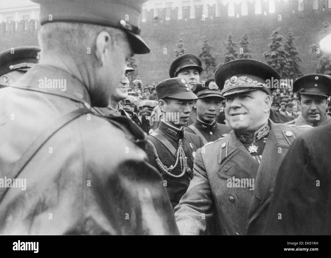 GEORGY ZHUKOV ((1896-1974) sowjetischen Hauptversammlung alliierte Offiziere bei der Siegesparade 1945 Moskau Stockfoto