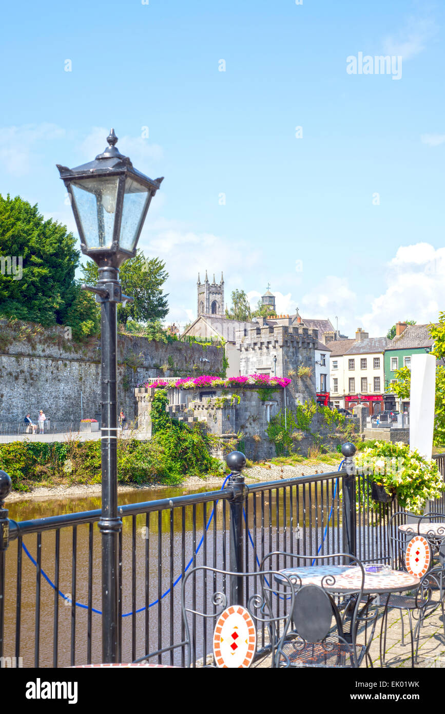 schöne antike Straßenlaterne und am Flussufer Blick auf Schloss Kilkenny in Irland Stockfoto