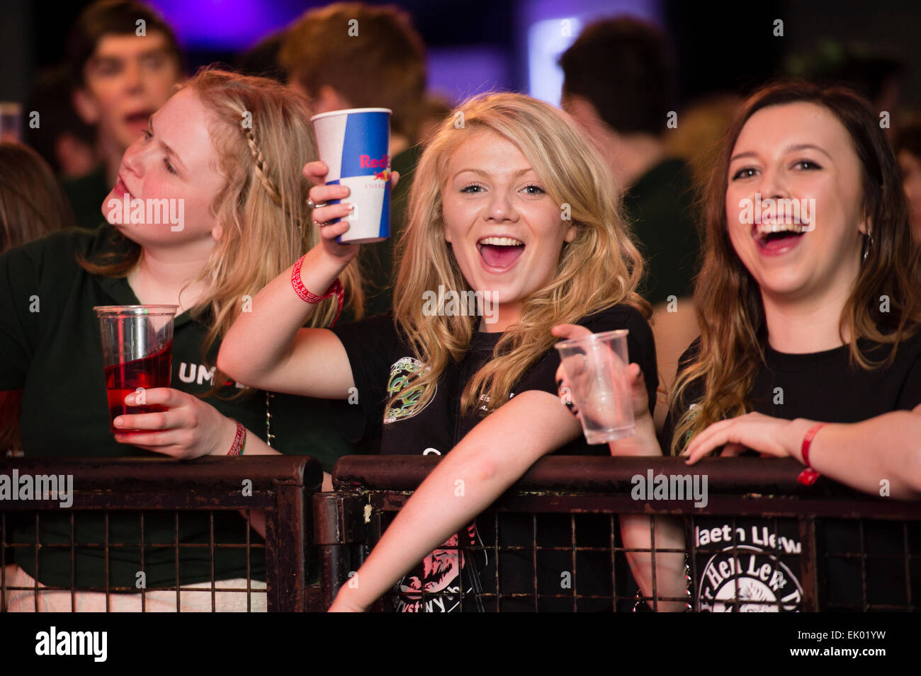 Partylöwen: junge weibliche Frau College-Studenten amüsieren sich lachen und trinken auf einer walisischen Sprache Rock Musik Konzert Party tanzen die ganze Nacht bei Aberystwyth University Studenten Union. Stockfoto