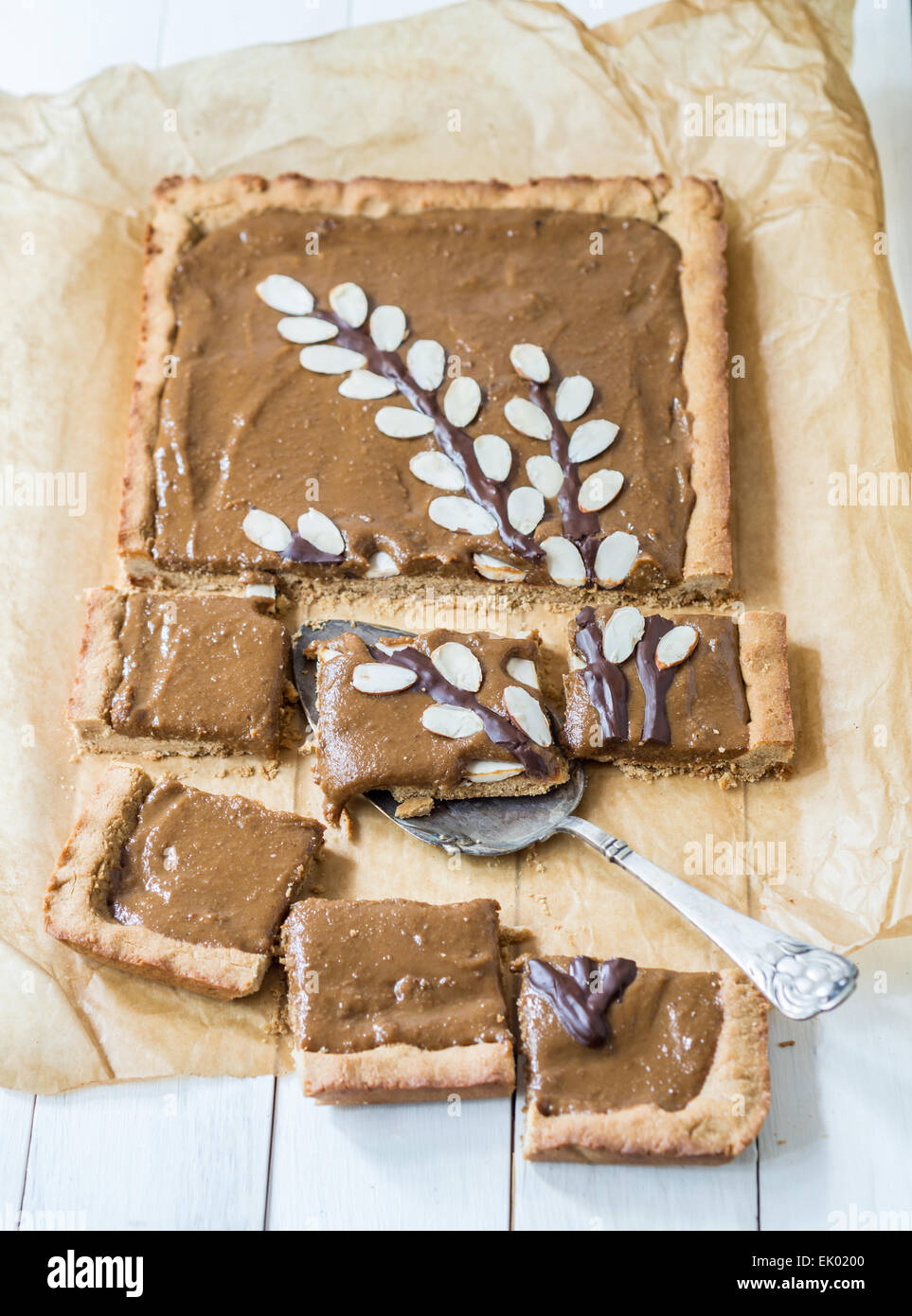 Traditionelle polnische Ostern Dessert namens Mazurek mit Kajmak (Dulce de Leche). Stockfoto