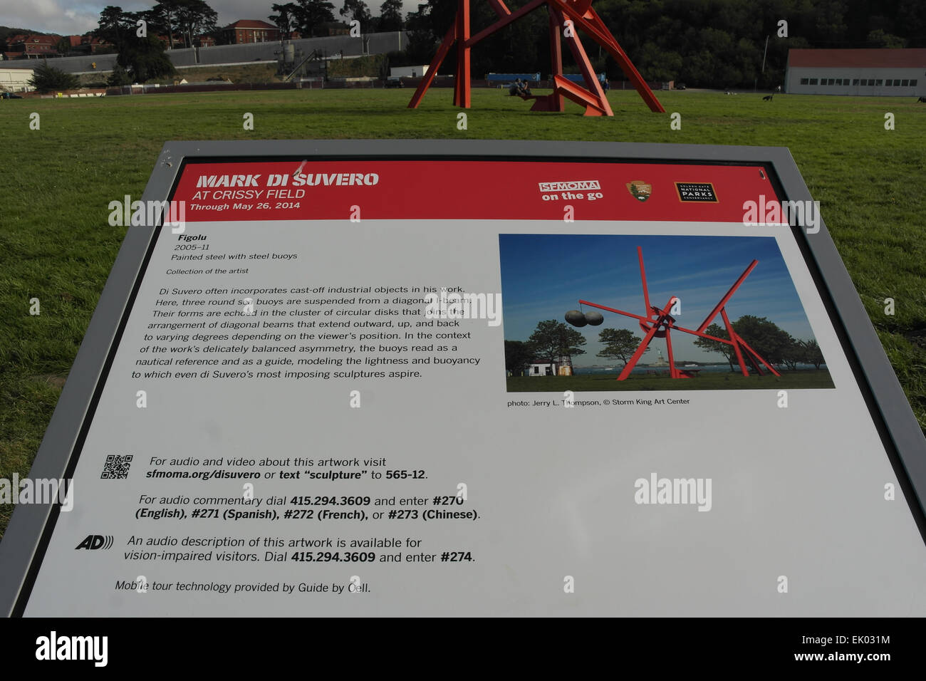 Mark di Suveros 'Figolu' Skulptur Information Board stehend grünen Rasen in Richtung Stahlskulptur, Crissy Field, San Francisco Stockfoto