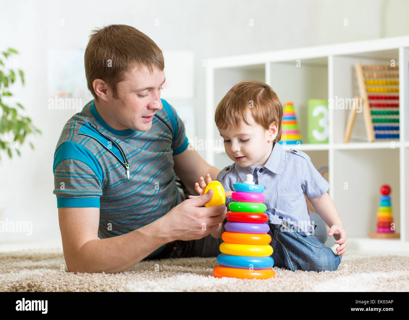 Vater und baby Boy spielen zusammen innen zu Hause Stockfoto