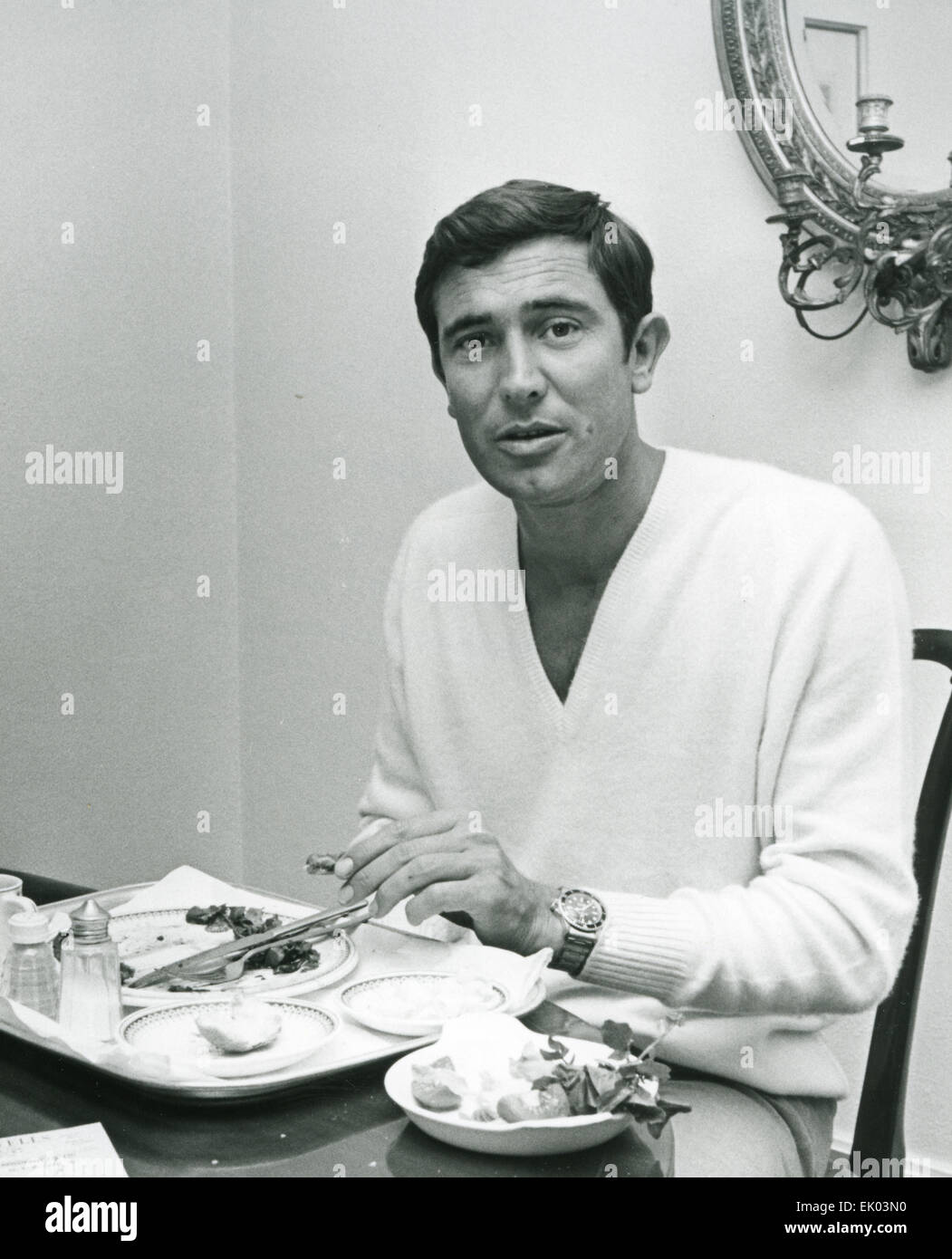 GEORGE LAZENBY australischer Schauspieler in seiner Park Lane, London, Wohnung im Oktober 1968, vor Filmen wie James Bond im Geheimdienst ihrer Majestät. Foto Tony Gale Stockfoto