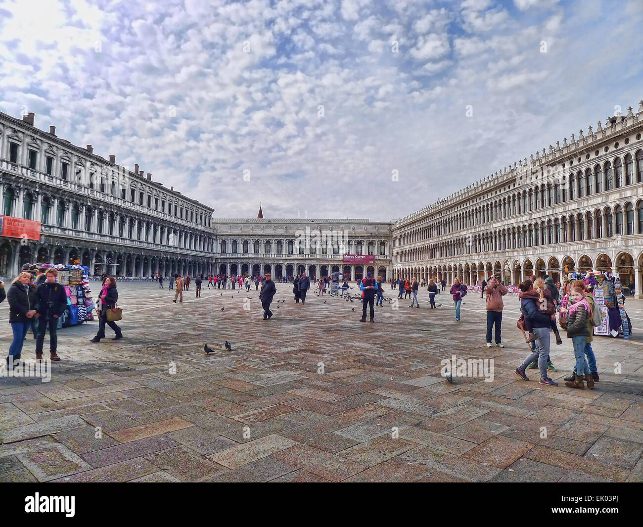 Die Westseite Der Markusplatz (Piazza San Marco) In Venedig Italien Mit ...