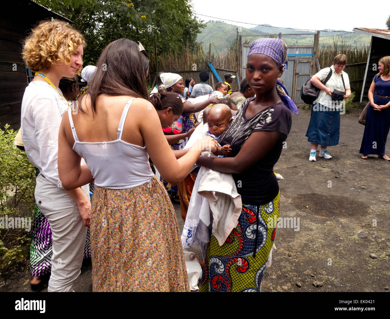 Westliche Helfer Hilfe für Familien in einer Charity-Klinik, Goma, Afrika, Nord-Kivu, demokratische Republik Kongo (DRK) Stockfoto