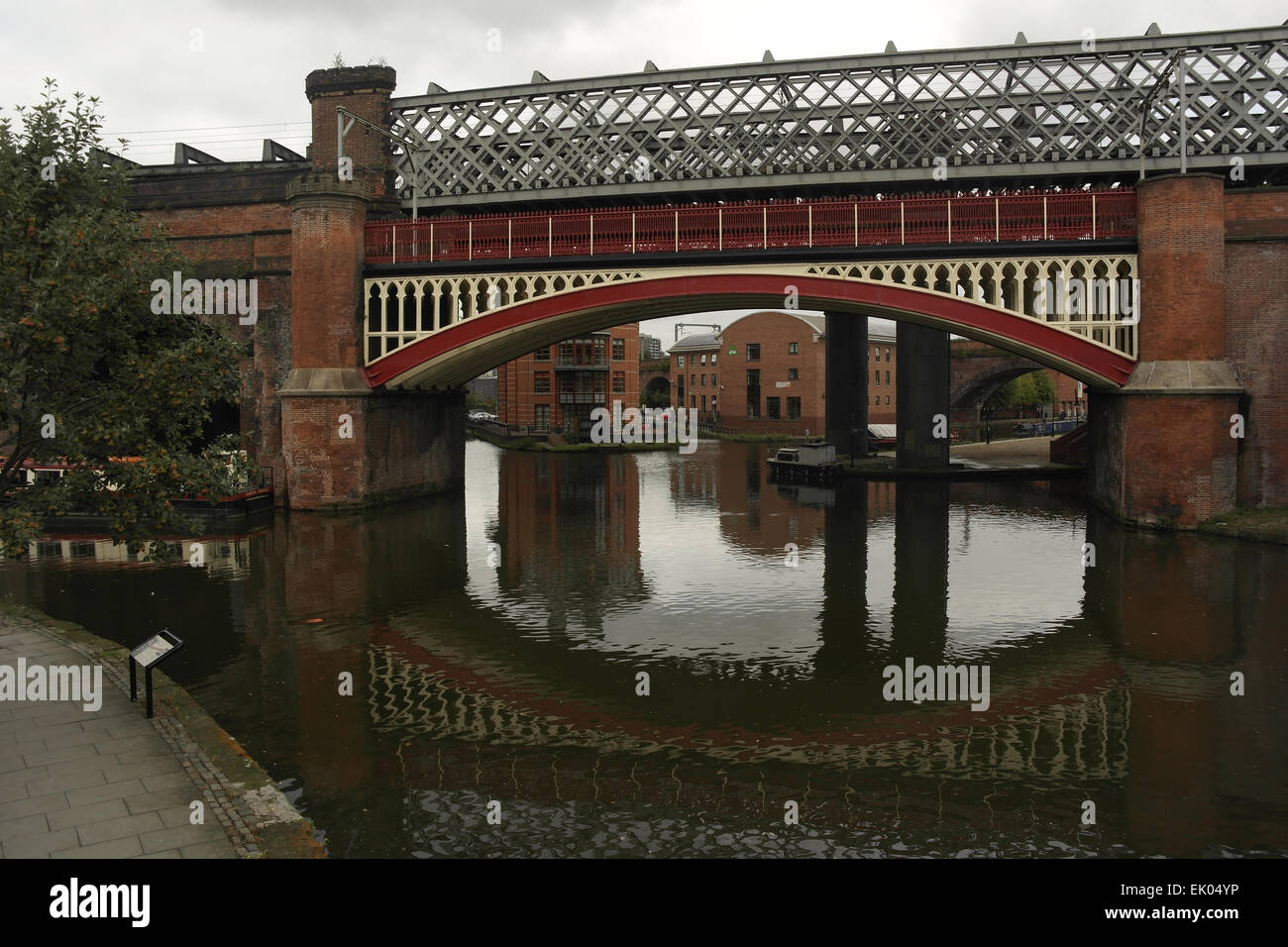 Grauen Himmelsblick aus Schiefer Wharf, Manchester South Junction und Cornbrook Viadukten überquert Castlefield Canal Basin, Manchester Stockfoto