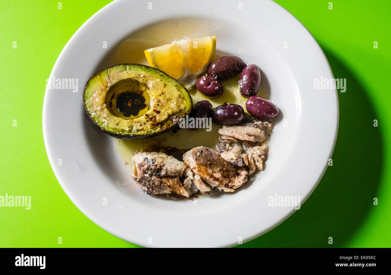 Einen herzhaften Snack von Avocado Vinagarette Kalamata-Oliven und Sardinen mit einer Zitronenscheibe Stockfoto